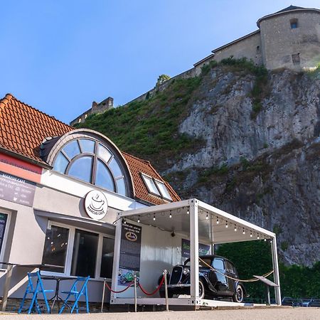 Lovely 4-Bedroom Flat In Historical Center With Stunning View Trenčín المظهر الخارجي الصورة