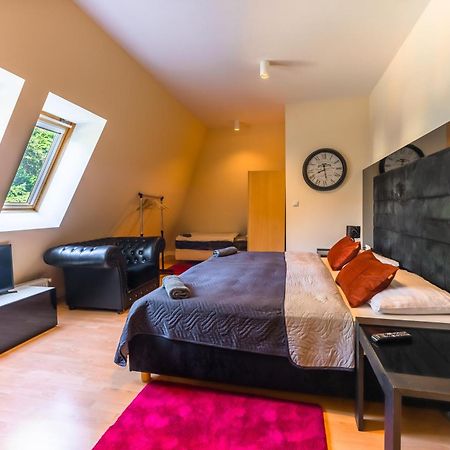 Lovely 4-Bedroom Flat In Historical Center With Stunning View Trenčín المظهر الخارجي الصورة