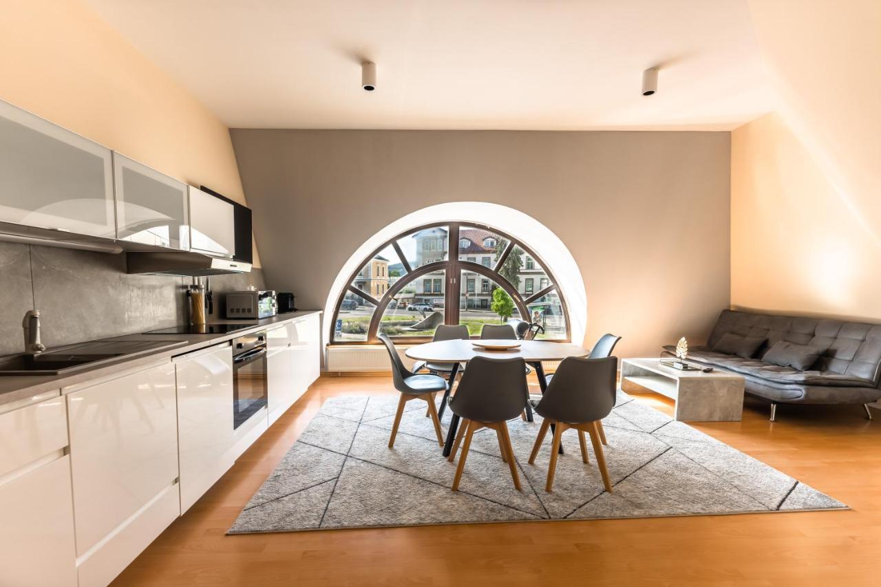 Lovely 4-Bedroom Flat In Historical Center With Stunning View Trenčín المظهر الخارجي الصورة